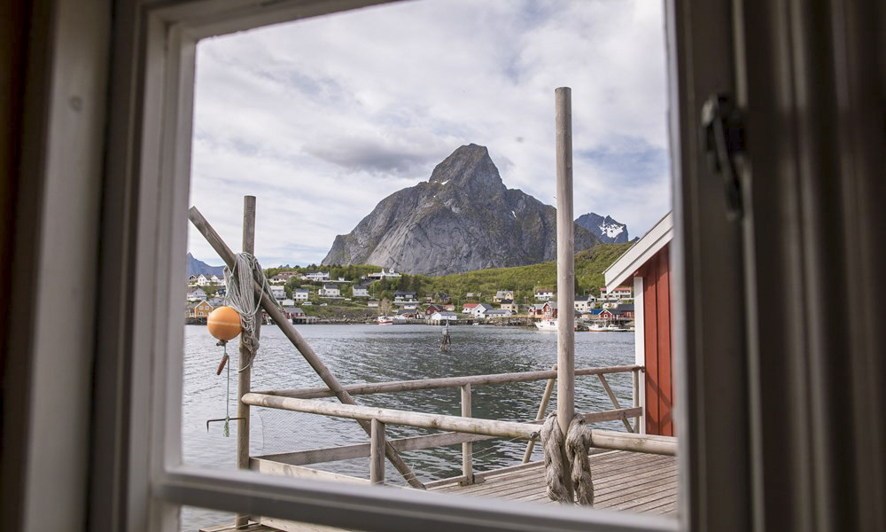 Sport er et koselig rom med moderne baderom, kjøleskap, Nespresso maskin og vannkoker (uten kjøkken). Fantastisk beliggenhet - ligger rett ved vannet med utsikt over Reinefjord.